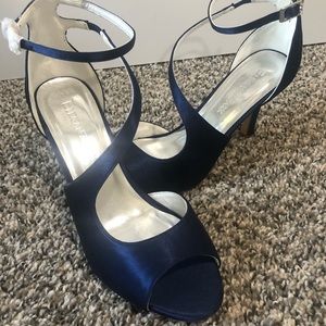 Elegant Park blue heels